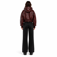 Blouson bomber court à capuche en cuir de vachette ciré tressé pour femme, avec logo minimaliste, style streetwear, personnalisable OEM