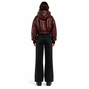 Blouson bomber en cuir de vachette ciré à capuche pour femme, coupe courte, avec logo, style streetwear minimaliste, personnalisable OEM - Product Image 2