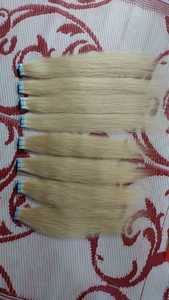 Extensions de cheveux naturels indiens vierges Remy blonds bouclés avec bandes adhésives, pointes épaisses et volumineuses - Product Image 2