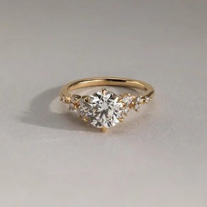 Anillo de Compromiso de Oro Amarillo de 18K para Mujer, con Diamante Redondo Cultivado en Laboratorio, 6 Garras, Solitario con Piedras de Acento, Certificado IGI, Claridad VVS2 - Product Image 1