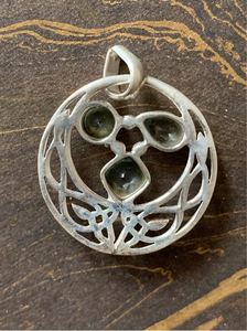 Pendentif en argent 925 léger et minimaliste, motif filigrane de créateur, orné de plusieurs topazes - Product Image 4
