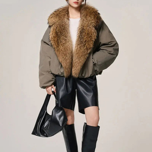 Manteaux d'hiver personnalisés OEM pour femmes, style bomber ample et tendance, rembourrés de duvet de canard blanc, col en fourrure de renard, respirants et très chauds - Product Image 5