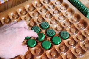 Jeu de société de stratégie en bois fait main de qualité supérieure, ensemble de jeu de dames à grille alvéolée, jeu de solitaire et de carrom de luxe personnalisé pour les réunions de famille - Product Image 4