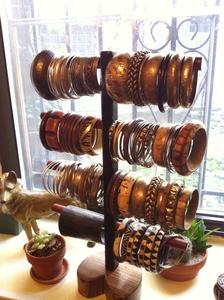 Elegante Juego de Pulseras de Madera Hechas a Mano con Brazaletes Artísticos Tallados a Mano y Decoración de Latón, Exportaciones Premium de Craft Emporium - Product Image 4