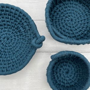 Ensemble de 3 paniers en macramé bleus, petite taille, organisateur pour bijoux, médicaments, rangement, panier décoratif élégant en corde de coton, provenant d'Inde - Product Image 4