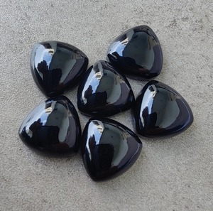 Onyx noir naturel triangulaire cabochon poli, pierre précieuse en vrac pour la fabrication de bijoux sur mesure - Product Image 5