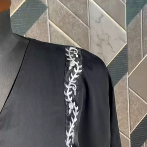 Abaya noire brodée, simple, droite, naturelle et modeste, avec col rond, manches longues, robe longue jusqu'au sol pour femmes, service OEM - Product Image 5
