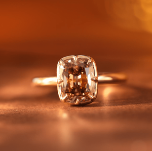 แหวนหมั้นเพชรเม็ดเดี่ยวทรงยาว 2.5 กะรัต สีน้ำตาล ผลิตในห้องปฏิบัติการ ดีไซน์แบบ Old Mine Cut ตัวเรือนทอง 14K ประดับเพชรทรง Cushion แบบโบราณ - Product Image 2