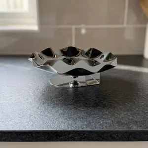 Bol à chocolat en métal chromé à volants, équilibré sur des sphères élégantes et une base plate, un accent contemporain haut de gamme pour la décoration - Product Image 4