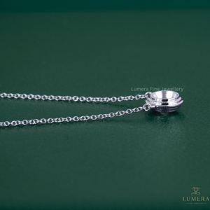 Collier pendentif solitaire en or massif 14 carats avec diamant de laboratoire taille brillant couleur D 1 carat certifié IGI, serti clos, style moderne et minimaliste - Product Image 2