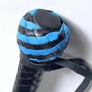 Látigo de cuero PU negro con mango trenzado y colas azules para montar a caballo - Product Image 4