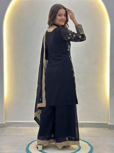Shree Indian Exports presenta el conjunto de traje Anarkali Salwar con el diseño tradicional de bordado en la parte delantera, en el hermoso color azul oscuro. - Product Image 5
