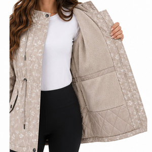 Chaqueta térmica de invierno con capucha para mujer, con tela impermeable y resistente al viento, cuello y comodidad premium para la nieve y senderismo. - Product Image 6