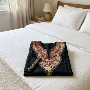Kurti Pheran élégant noir jais avec broderie florale Aari multicolore - Product Image 1