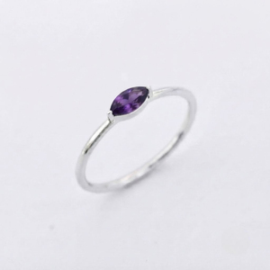 Bague de fiançailles solitaire en argent sterling 925 plaqué rhodium avec pierre précieuse en améthyste taille marquise, élégante et tendance pour femme, de la marque Rhaya Jewels - Product Image 3