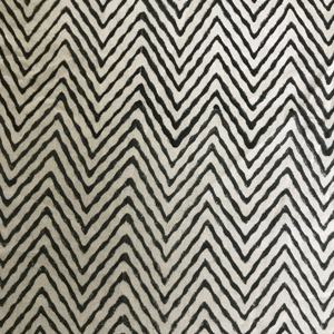 Tela de Algodón Estampada a Mano – Patrón Chevron Zigzag Blanco y Negro, Textil Indio Moderno - Product Image 1
