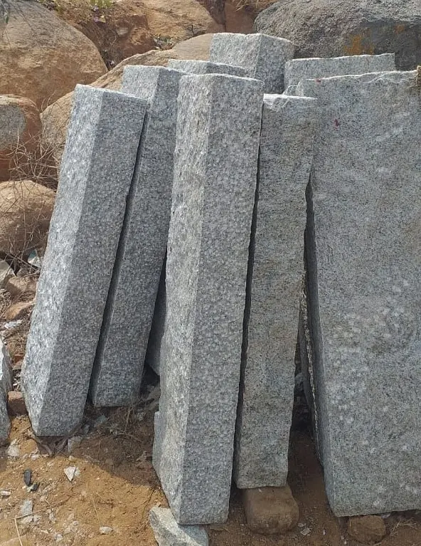Indian Abu-abu Granit Batu Kerbstone untuk Eksterior Paving Taman Lansekap Permukaan Kasar Batu Keriting Palisade Paving Trotoar