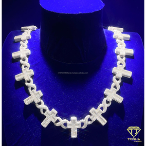 Collar con Cruz Religiosa en Tono Plateado con Detalles Brillantes para Proveedores de Joyería al por Mayor, Minoristas e Importadores - Product Image 4