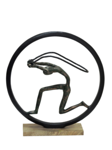 Sculpture abstraite d'archer agenouillé en aluminium, finition bronze et verte |   Décoration artistique figurative moderne sur base en bois de manguier - Product Image 3