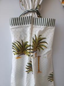 Kimono largo de algodón hecho a mano con estampado de palmeras, cuello en V, con bolsillos y borde a rayas en contraste, ajuste cómodo. - Product Image 2