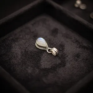 Colgante de plata de ley 925 con piedra lunar arcoíris Divine Radiance Drop para la fuerza emocional, joyería unisex. - Product Image 5