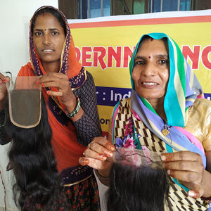 Extensions de cheveux vierges non traités bon marché couleur noire soyeuse naturelle fermeture 4*4 ondulée vente en gros cheveux humains indiens bruts de temple - Product Image 6