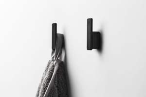 Gancho de pared Shadow Forge Hook Noir Arc, gancho de latón con pátina oscura, gancho curvo Obsidian, gancho de pared Night Cast, gancho antiguo en tono carbón - Product Image 2