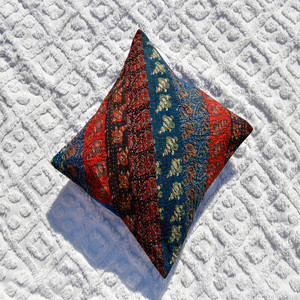 Housse de coussin carrée vintage en patchwork 100% coton faite à la main en Inde - Design tendance pour hôtel, hôpital et usage domestique - Product Image 5