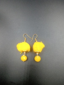 Boucles d'oreilles pendantes jaunes Amaira Jewels avec pompons, plaquées or, perles d'imitation, style vintage pour femme, idéales pour les fêtes et le Hinduïsme - Product Image 1