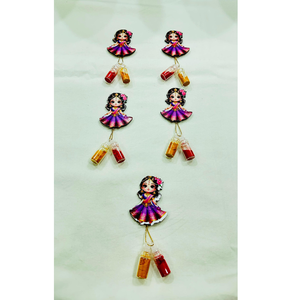 ของตกแต่งงานแต่งงานแบบอินเดียดั้งเดิม ทำด้วยมือ รูปเด็กผู้หญิงแขวนพร้อมขวดฮัลดี คุมคุม สำหรับเป็นของชำร่วยและของตกแต่งในงานเทศกาล - Product Image 2