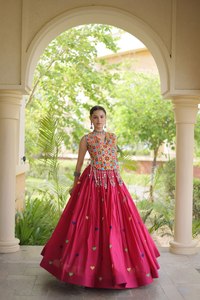 ชุดเลเฮนกาโชลีแบบพิเศษสำหรับงานนวราตรีจาก LAMOUNT DESIGNS ผ้าฝ้ายแท้เนื้อหนัก งานปักกระจกแท้ ความยาวระดับพื้น ทรงปกติ - Product Image 3