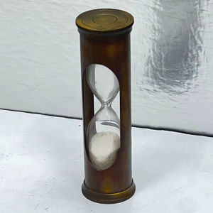 Reloj de arena de 4'' de latón macizo con acabado Commando y diseño 3D de animal/ángel |   Pie Decorativo Vintage para Mesa de Graduación - Product Image 1