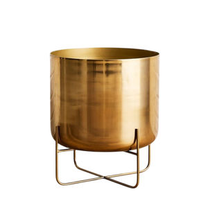 Macetero moderno de metal con soporte, acabado en latón dorado, maceta decorativa para interiores con base para el hogar, jardín u oficina, al por mayor. - Product Image 1
