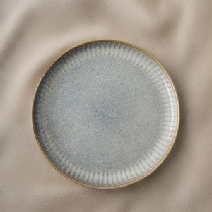 Assiette à dîner en céramique artisanale avec texture à anneaux concentriques et design rond minimaliste pour une décoration moderne de la salle à manger et de la maison - Product Image 6