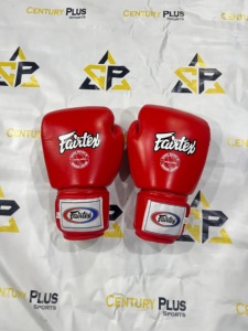 นวมชกมวย Fairtex สีแดง พร้อมรูปถ่ายภาพต้นฉบับ หนังแท้แบบสั่งทำพิเศษ ปิดด้วยแถบตีนตุ๊กแก สำหรับฝึกซ้อมมวยไทย - Product Image 1