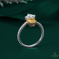 Anillo de compromiso Toi et Moi de oro blanco con diamantes de corte princesa y almohada en amarillo y blanco, banda cruzada de lujo.