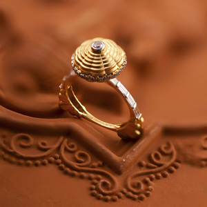 Anillo de Diamantes Earthly Elegance, Anillo de Diamantes de Lujo en Oro Amarillo de 18K con Círculo Texturizado para Mujer con Detalles de Diamantes Baguette - Product Image 1