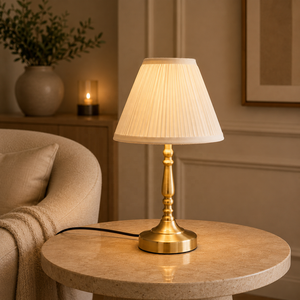 Lámpara de Mesa de Metal con Pedestal Regency, Pantalla de Tela Plegada, Acabado en Latón Cepillado, Luz Ambiental Suave para Interiores Elegantes - Product Image 1