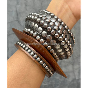 กำไลไม้ที่มีการออกแบบลูกปัดโลหะ | ขนาดมาตรฐานสร้อยข้อมือตกแต่งตามธรรมชาติสำหรับผู้หญิงสไตล์โบฮีเมียนและเป็นของขวัญ - Product Image 1