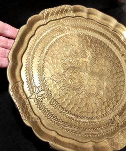 Plato Decorativo Dorado con Diseño Floral Antiguo para Cenas de Lujo y Ocasiones Especiales, Incluyendo Ramadán, Decoración de Mesa Premium - Product Image 3