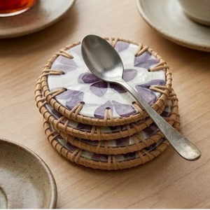 Sous-verre rond décoratif moderne AG Elements en résine époxy perlée, écologique, avec bord en rotin tressé, 4 pouces, non toxique pour les boissons - Product Image 3