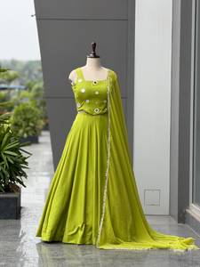 Ensemble prêt-à-porter de designer en rayonne et coton, comprenant un Lehenga Kali avec broderies miroir et diamants, une blouse en rayonne et coton et un dupatta en Georgette. - Product Image 5