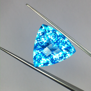 Qualité Exclusive NARNOLI IMPEX Loupe Naturelle Pure pour Topaze Bleue Taille Trillion 26,02 Carats Superbe Lustre Certifié par un tiers - Product Image 1