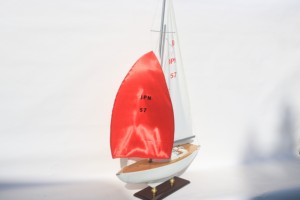 Modèle de bateau à voile en bois artisanal DRAGON YACHT - Modèle sur mesure pour collection de cadeaux d'affaires ou décoration - Product Image 2