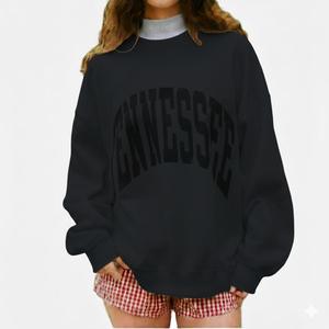 Sudadera oversize morada para mujer con cuello redondo, estampado vintage de letras naranjas, hombros caídos y cuello simulado. - Product Image 3