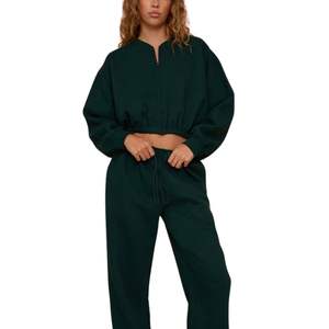 ชุดเซ็ตเสื้อครอปท็อปและกางเกงขายาวสไตล์ล่าสุด ราคาประหยัด สำหรับผู้หญิง ชุดลำลองแนวสปอร์ต ขายส่ง - Product Image 1