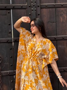 Robe de nuit décontractée pour femme en coton imprimé floral, col en V, manches courtes, avec cordon de serrage, longueur genou, en tissu tissé respirant pour l'été - Product Image 3