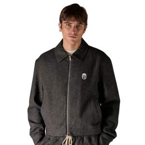 Chaqueta de Espiga a Medida para Hombre en Color Carbón con Cierre de Cremallera Elegante, Tela de Alta Calidad y Diseño Moderno para Mayor Comodidad - Product Image 5