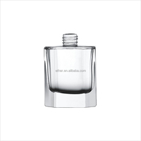 Qualité garantie, design unique, flacon de parfum à profil fin avec col vissé, orné de cristaux et doté d'un pulvérisateur à pompe.
