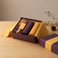 Boîte cadeau rigide de luxe personnalisée en papier d'art gaufré violet et jaune pour ensemble cravate et pochette homme, emballage professionnel de Noël
